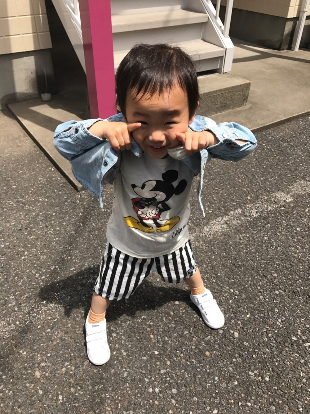 ブルー系のシャツ/ブラウス、ホワイト系のTシャツ/カットソー、その他のその他パンツを着用したキッズの春コーディネートの1枚目の写真