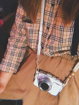「BURBERRY（バーバリー）のアイテム（シャツ/ブラウス、ベージュ系）」を使った、saeさん（レディース・162cm）の夏コーディネート