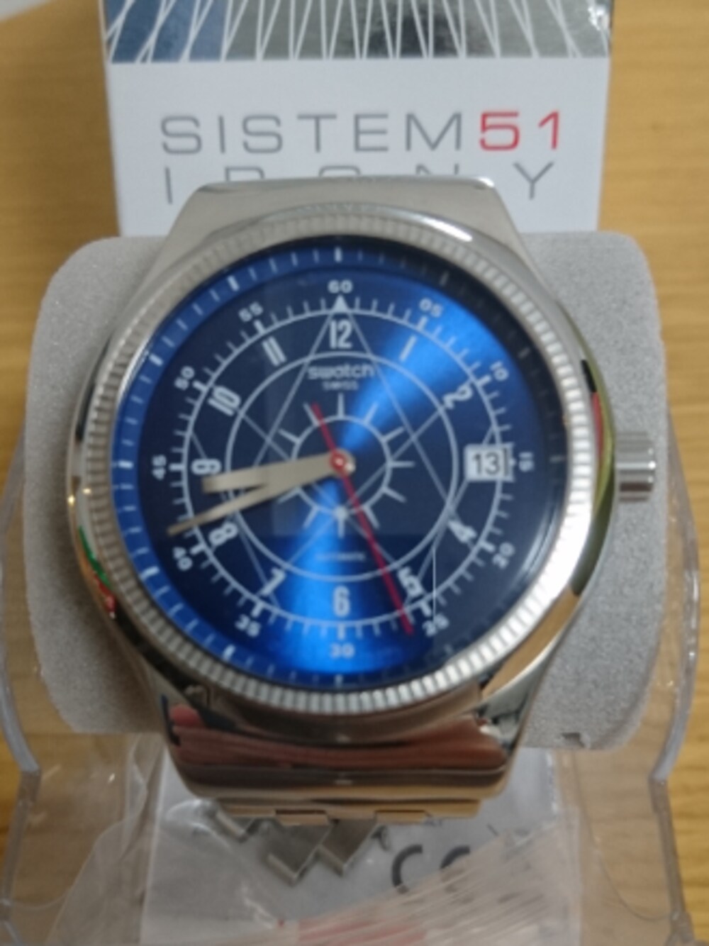 「swatch、sistem51」｜「SWATCHのアイテム（アナログ腕時計、シルバー系）」を使った、ぼぶさんさん（メンズ・163cm）の冬コーディネートの1枚目の写真