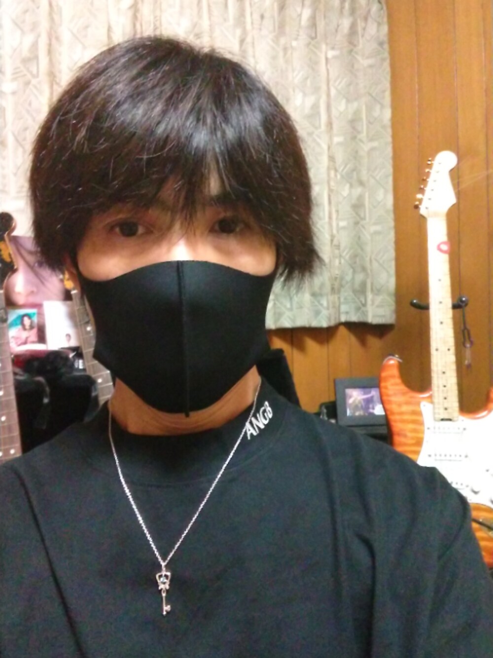 「ANDGEEBEEのアイテム（Tシャツ/カットソー、ブラック系）」を使った、TAKさん（メンズ・170cm）の秋コーディネートの1枚目の写真