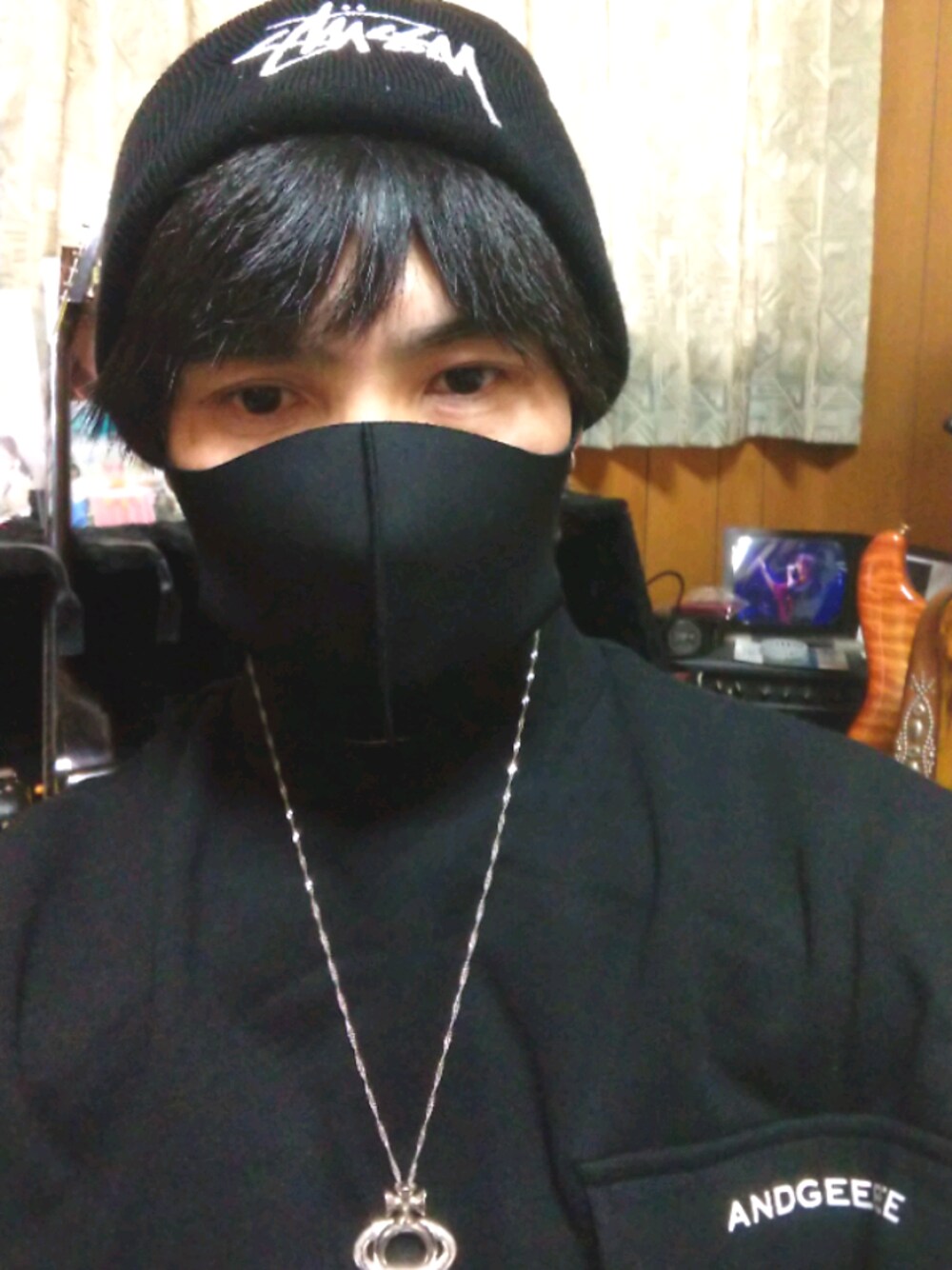「きれいめカジュアル、黒、お洒落さんとつながりたい」｜「STUSSYのアイテム（ニットキャップ/ビーニー、ブラック系）」を使った、TAKさん（メンズ・170cm）の秋コーディネートの1枚目の写真