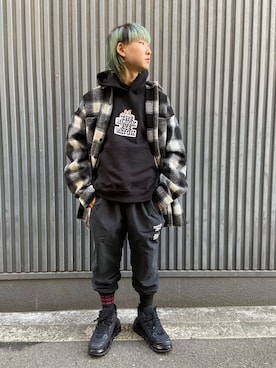 「BlackEyePatch（ブラックアイパッチ）のアイテム（パーカー）」を使った、ながさきたいがさん（メンズ・169cm）の秋コーディネート