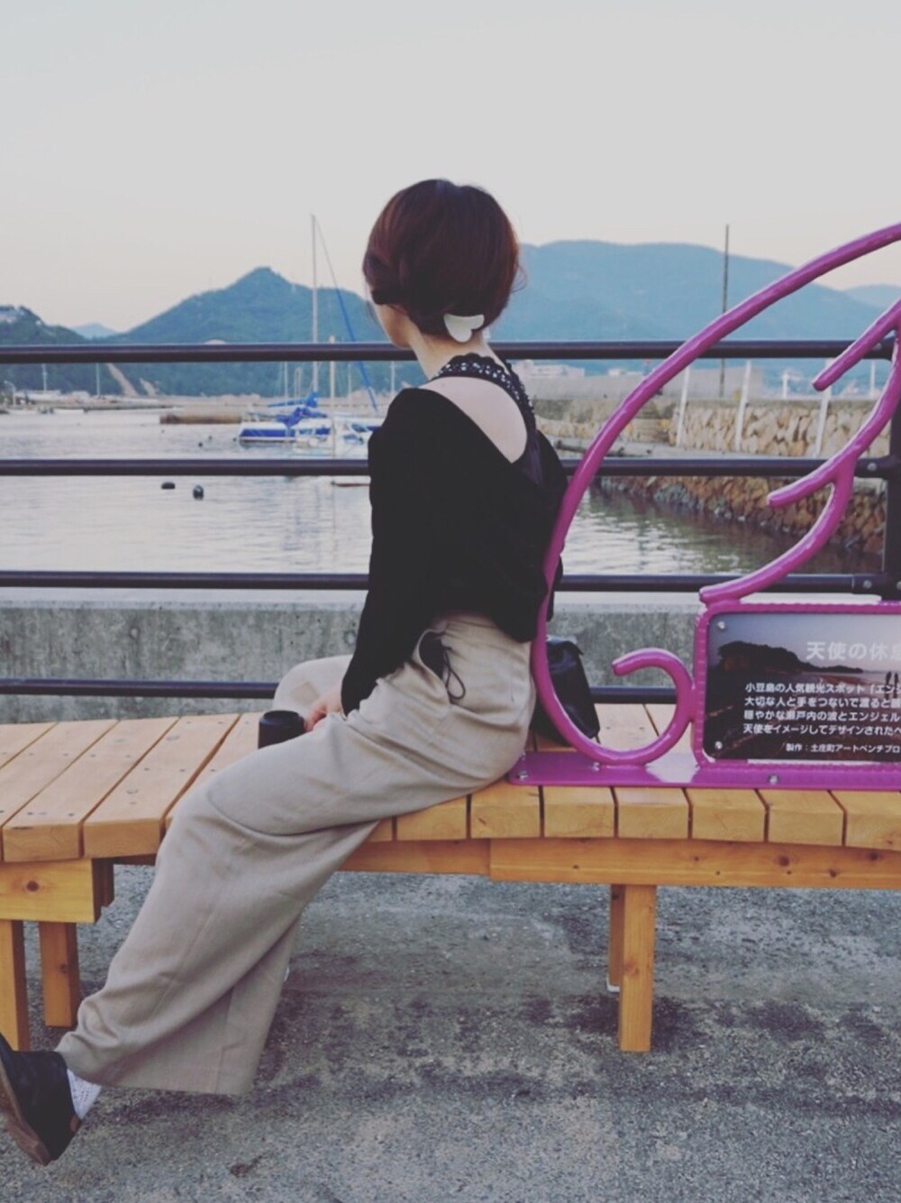 「ブラックコーデ、ベロア、小豆島、旅行、オフショル、ワイドパンツ、デッキシューズ、アップヘア、okinimesmamani、魔女の宅急便」｜「okinimesmamaniのアイテム（スラックス、ベージュ系）」を使った、Rikaroさん（レディース・158cm）の秋コーディネートの1枚目の写真