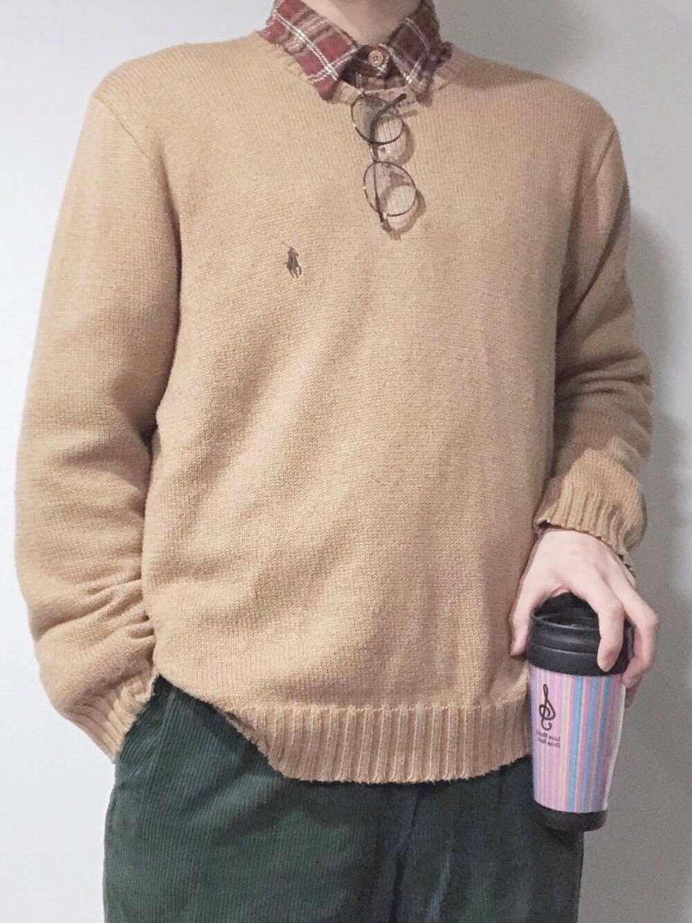 ベージュ系のニット/セーター、グリーン系のその他パンツ、ブラウン系のシャツ/ブラウスを着用したメンズの冬コーディネートの1枚目の写真