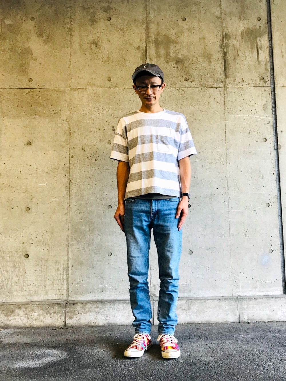 「夏のボーダーフェス、デニム、薄色デニム、大人カジュアル、フルーツ柄、コンバース、zozoデニム」｜「無印良品のアイテム（Tシャツ/カットソー、ホワイト系）」を使った、ちーばくんさん（メンズ・165cm）の夏コーディネートの1枚目の写真