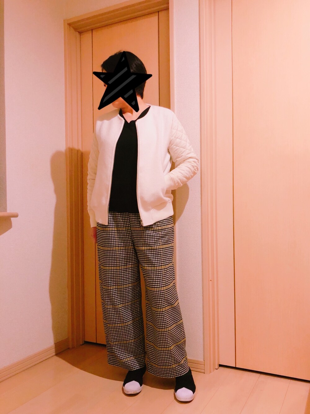「ママコーデ、ぽっちゃり、ギンガムチェック、ブラック×ホワイト、アディダス」｜「JEANASISのアイテム（ノーカラージャケット、ホワイト系）」を使った、KOALAMAMAさん（レディース・163cm）の春コーディネートの1枚目の写真