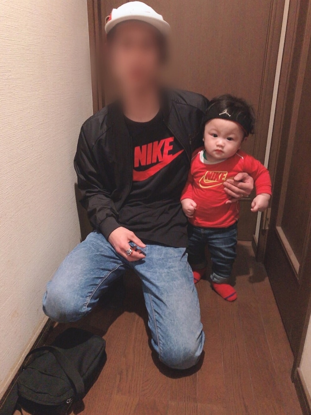 「赤ちゃんコーデ、ベビーコーデ、男の子コーデ、nikeコーデ、パパとリンクコーデ、０歳、baby、kidsfashion、8month」｜「NIKEの【NIKE】ＮＩＫＥロゴプリントＳＳＴ（Tシャツ/カットソー、ブラック系）」を使った、yuikunさん（キッズ・80cm）の秋コーディネートの1枚目の写真
