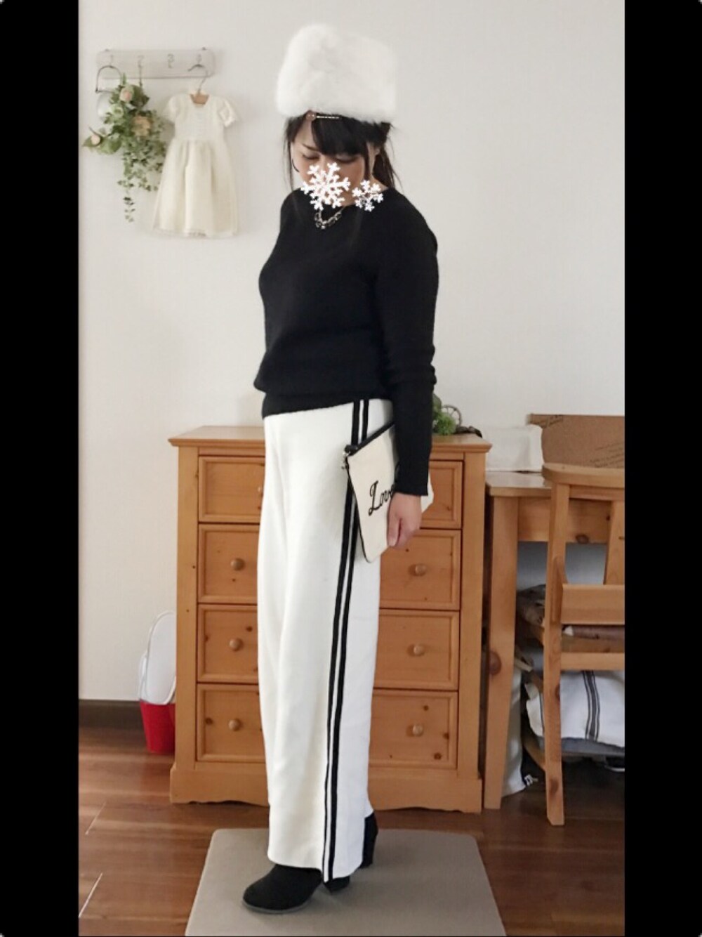 ホワイト系のクラッチバッグ、ホワイト系のその他パンツ、ブラック系のニット/セーターを着用したレディースの冬コーディネートの1枚目の写真