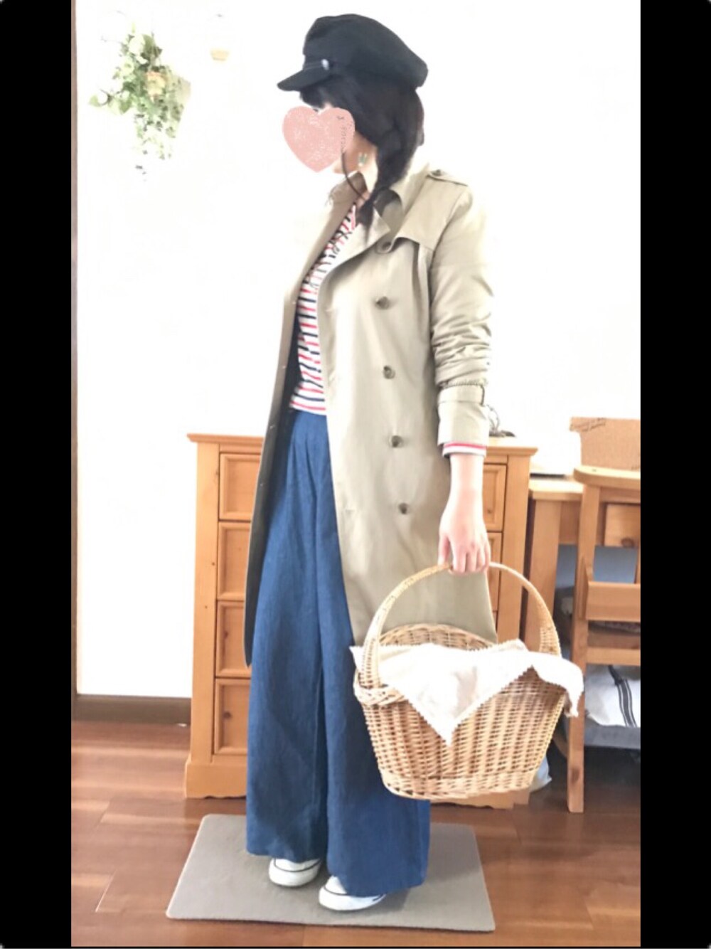 ベージュ系のトレンチコート、その他のTシャツ/カットソー、ブルー系のサロペット/オーバーオールを着用したレディースの春コーディネートの1枚目の写真