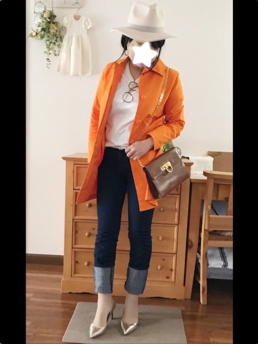 ゴールド系のパンプス、ブルー系のデニムパンツ、ホワイト系のTシャツ/カットソーを着用したレディースの春コーディネートの1枚目の写真