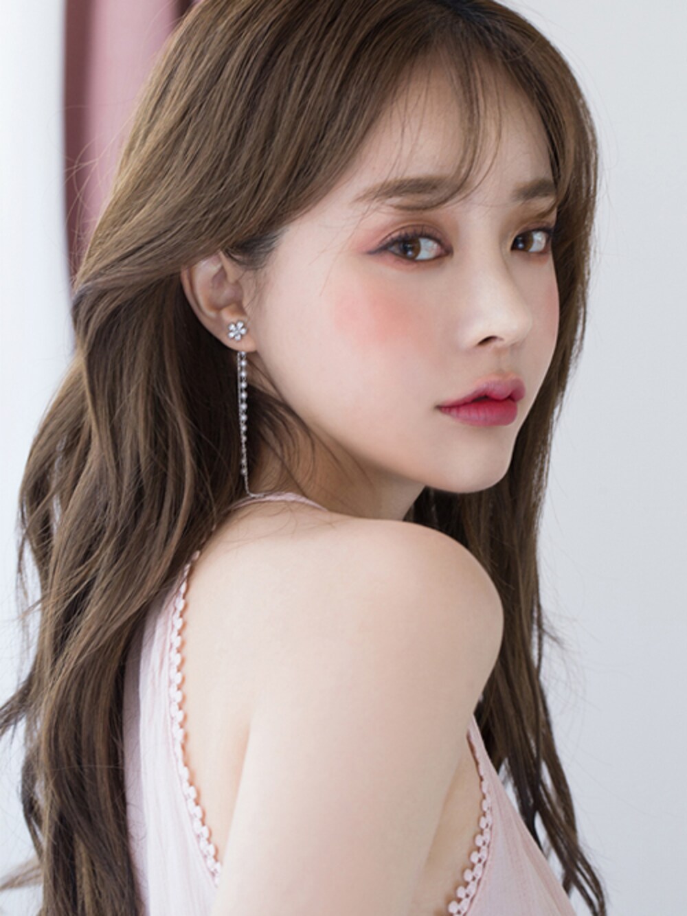 その他のピアス（両耳用）、シルバー系のピアス（両耳用）を着用したレディースの夏コーディネートの1枚目の写真