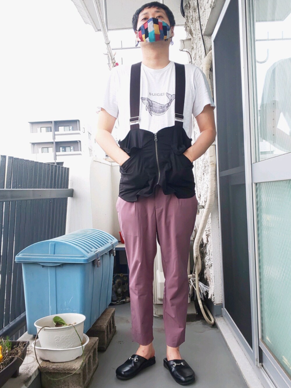 ホワイト系のTシャツ/カットソー、ブラック系のTシャツ/カットソー、パープル系のその他パンツを着用したメンズの夏コーディネートの1枚目の写真