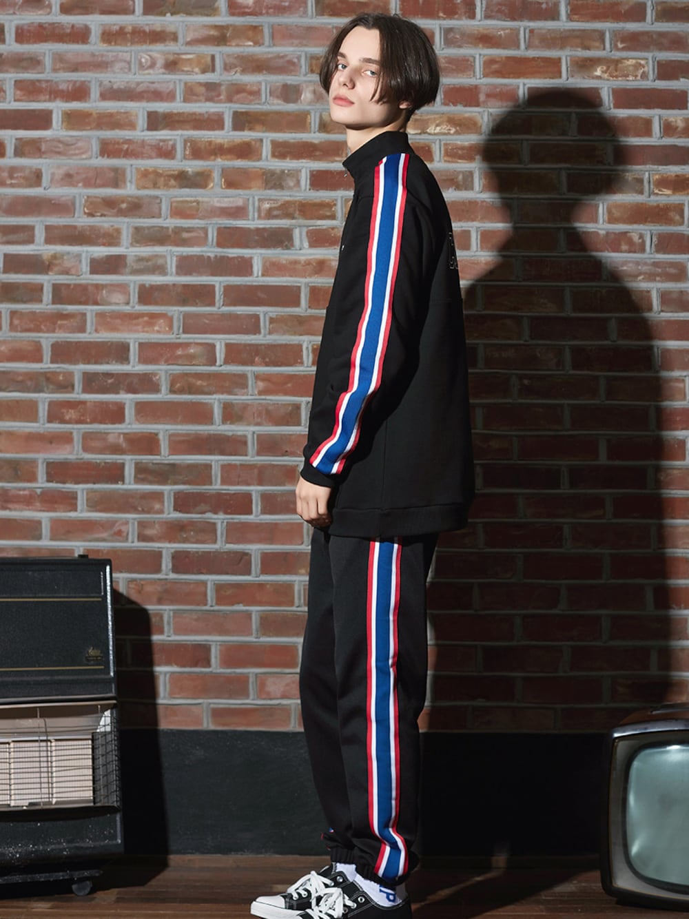 ブラック系のスウェット、ブラック系のその他パンツを着用したメンズの秋コーディネートの1枚目の写真