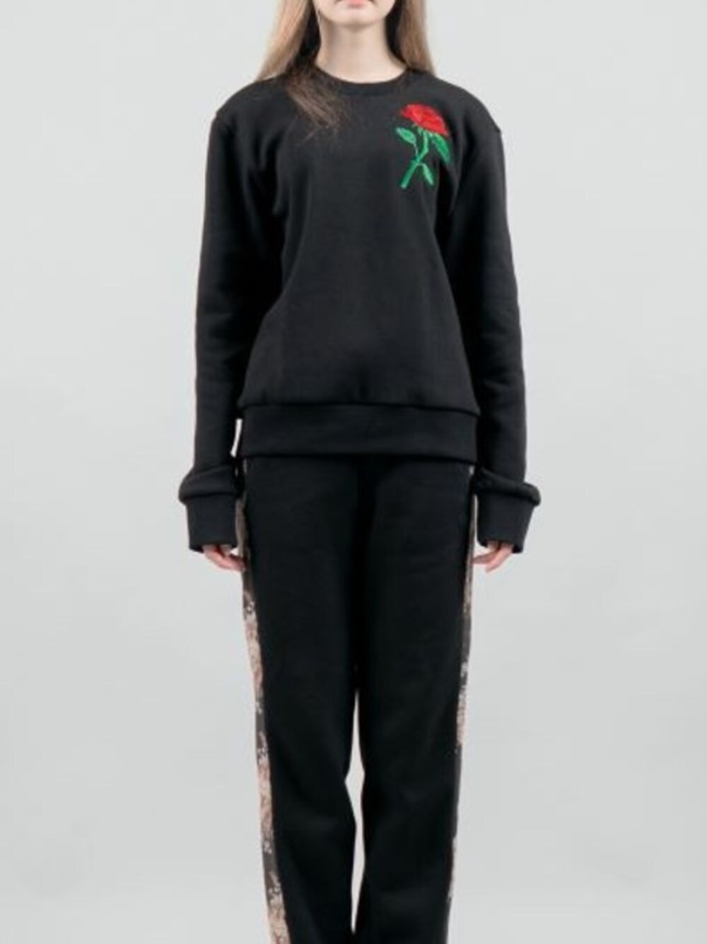 ブラック系のスウェットを着用したレディースの秋コーディネートの1枚目の写真