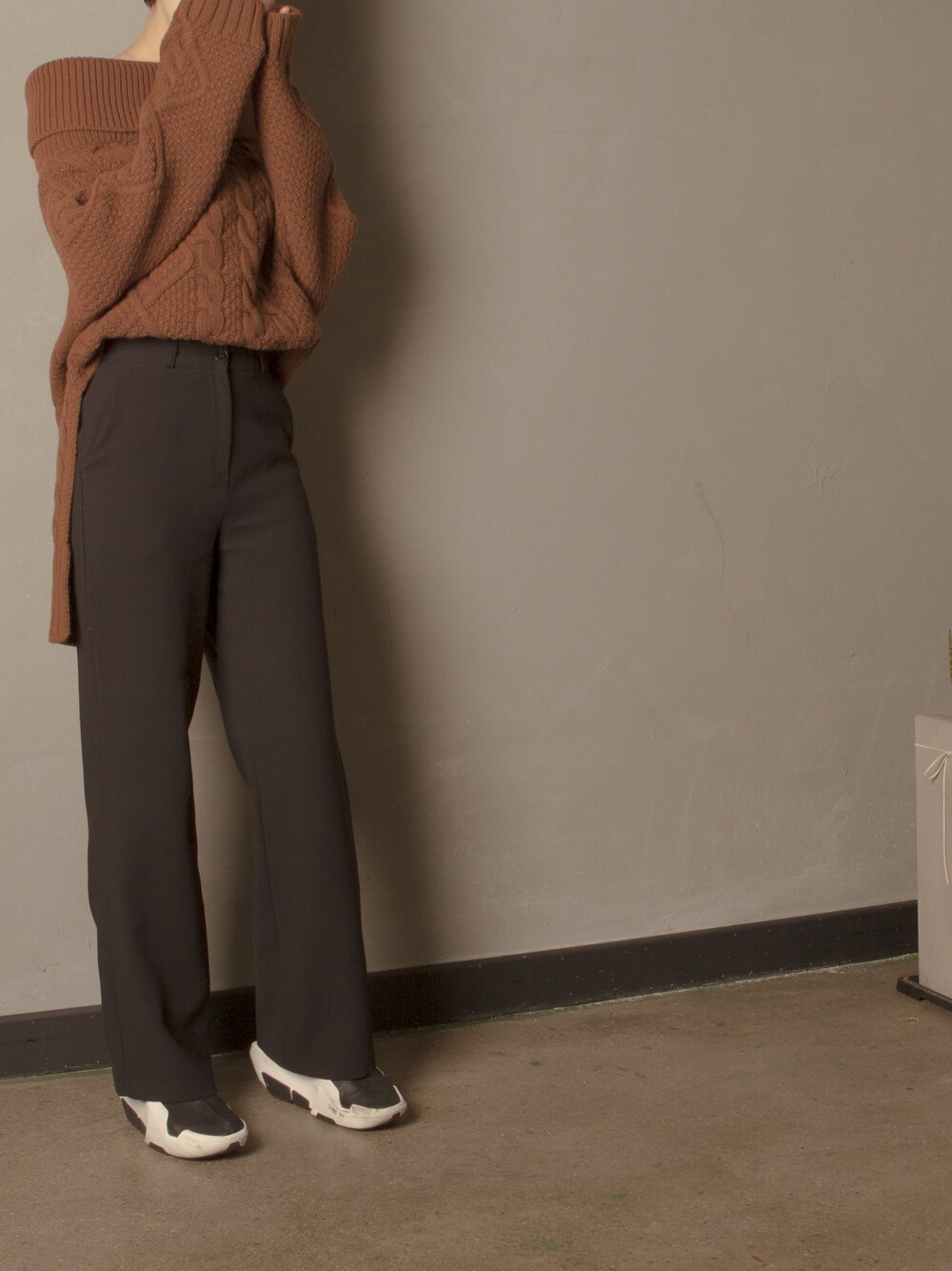 ブラウン系のニット/セーターを着用したレディースの冬コーディネートの1枚目の写真