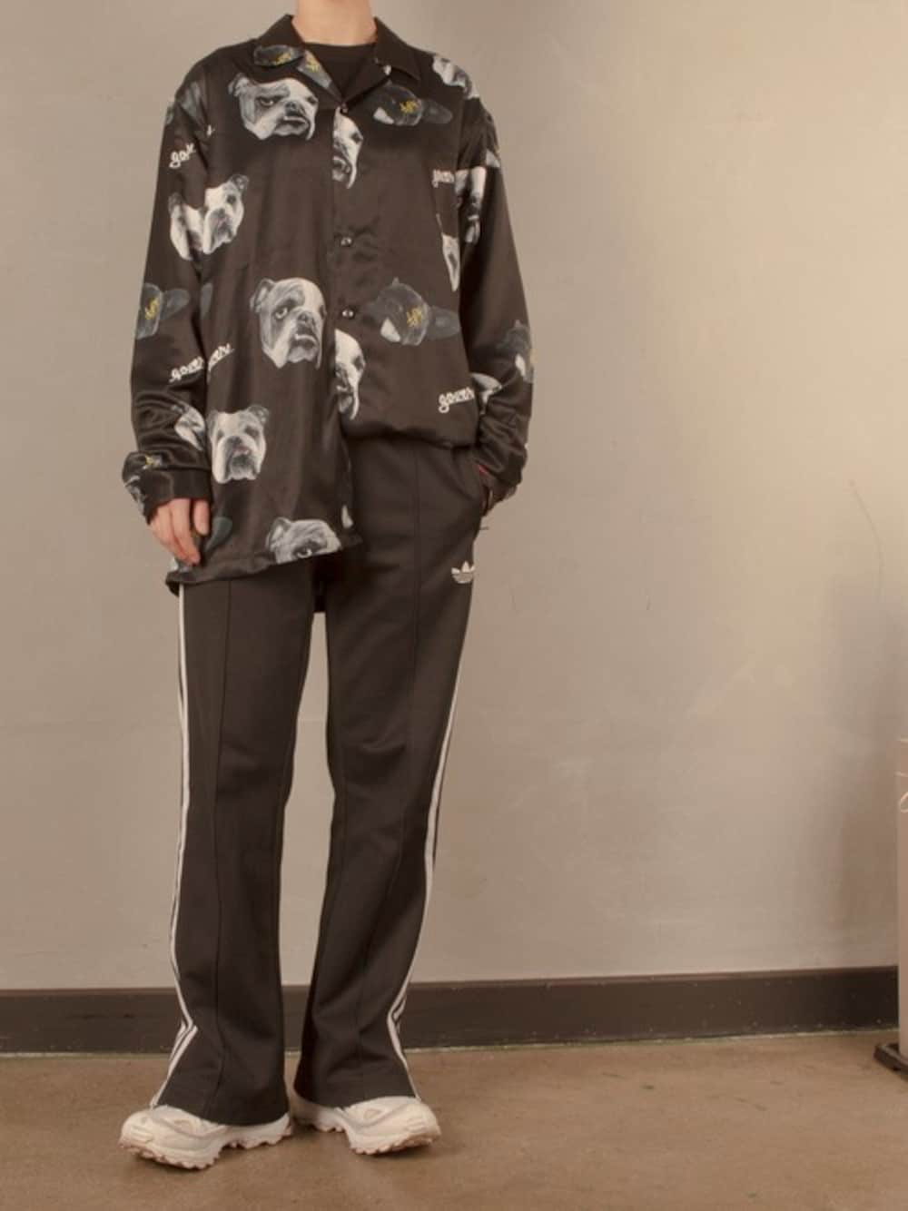 ブラック系のシャツ/ブラウスを着用したレディースの春コーディネートの1枚目の写真