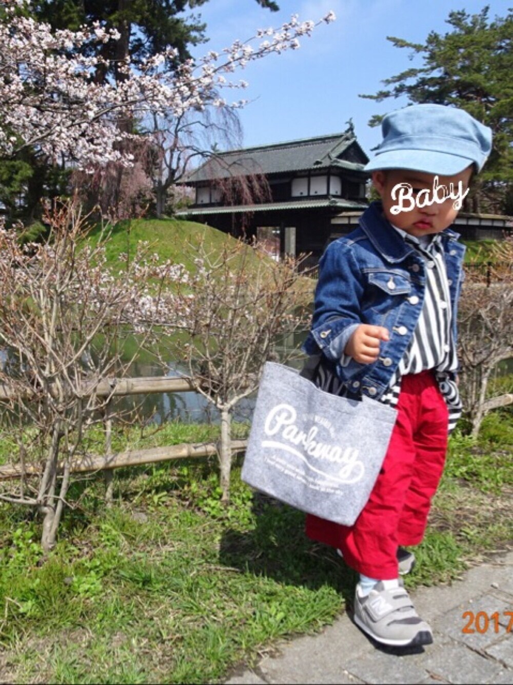 「キッズコーデ、女の子、１歳８ヶ月、デニムジャケット、ストライプシャツ、チームうすげちゃん、ガウチョパンツ、kids、キャップ、トートバッグ」｜「DAISOのアイテム（キャップ、ブルー系）」を使った、さやまろんさん（キッズ・80cm）の春コーディネートの1枚目の写真