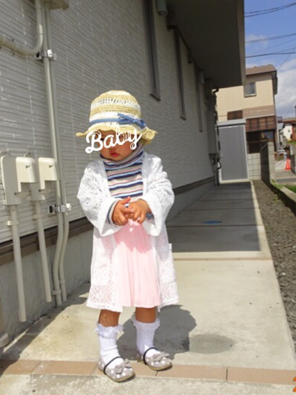 「キッズコーデ、春コーデ、1歳、チームうすげちゃん、kids、女の子、レースガウン、マルチボーダー、プリーツスカート、麦わら帽子」｜「HAKKA KIDSのリボンボーダーペーパーハット（ハット、ベージュ系）」を使った、さやまろんさん（キッズ・80cm）の春コーディネートの1枚目の写真