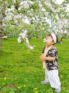 「アイテム（カーディガン/ボレロ、ブラック系）」を使った、さやまろんさん（キッズ・80cm）の春コーディネート