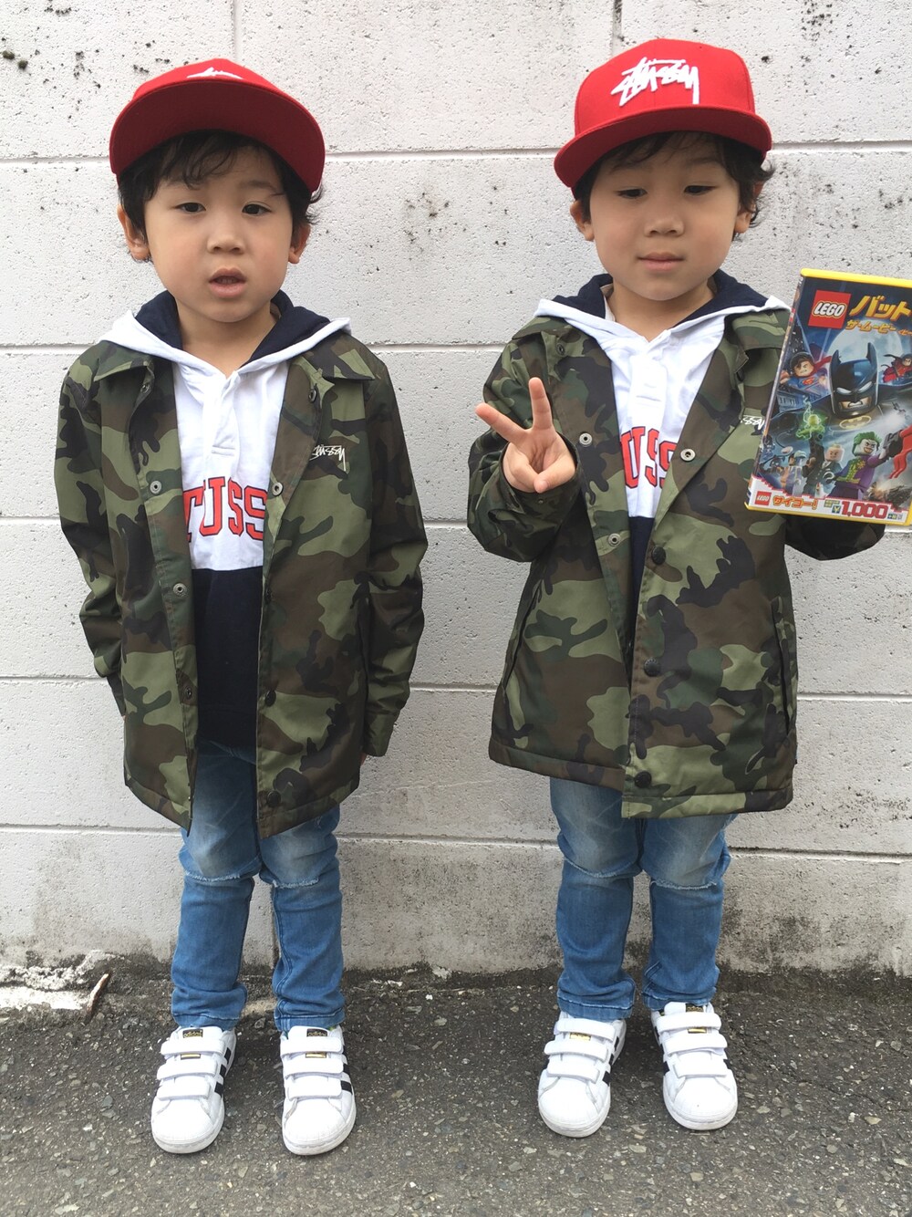 「stussy、STUSSY KIDS、adidas、superstar、双子、4歳、NEWERA、コーチジャケット、カモフラ、ストリート」｜「STUSSYのKids Laguna Dot Coach Jacket（ブルゾン、その他）」を使った、こた。そた。さん（キッズ・110cm）の春コーディネートの1枚目の写真