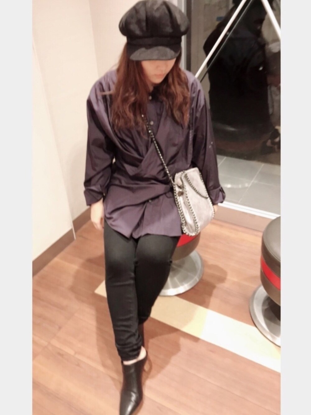 「秋コーデ、オトナカジュアル、パンツスタイル、シンプル、ootd、おしゃれさんと繋がりたい、低身長、キャスケット、カジュアルコーデ」｜「shopnikonikoの<ZOZOBAGランキング　常に上位>インスタ　大人気　3wayチェーンバッグ（ショルダーバッグ、シルバー系）」を使った、maru☺︎さん（レディース・152cm）の秋コーディネートの1枚目の写真