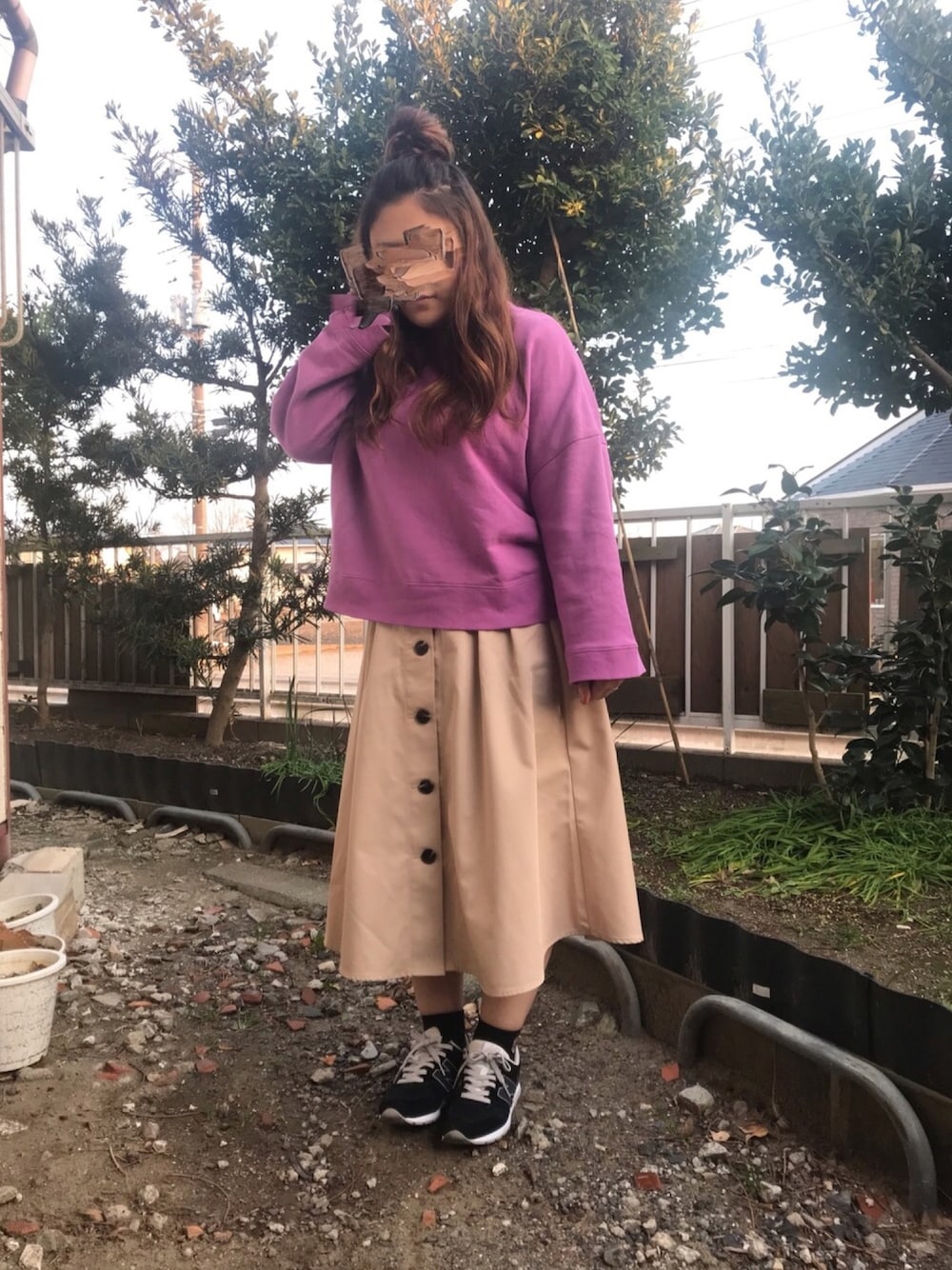 「シンプルコーデ、春、プチプラ、スニーカー、大人カジュアル、スカート、GU、ootd、低身長、アダルトおカワたん部」｜「LOWRYS FARMのウラケＢＩＧプルオーバー　774244 （スウェット、パープル系）」を使った、maru☺︎さん（レディース・152cm）の春コーディネートの1枚目の写真
