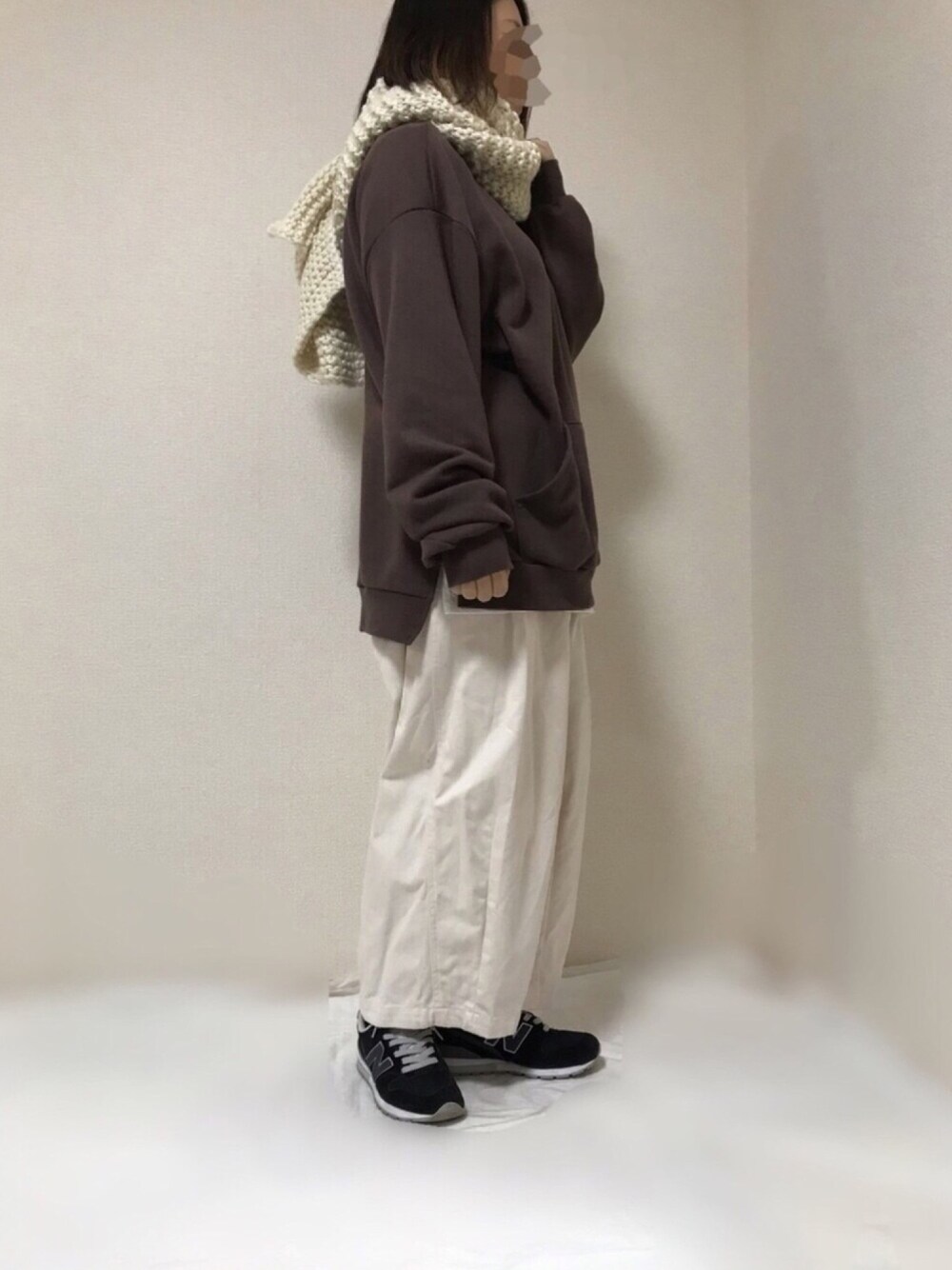 ブラウン系のスウェット、ホワイト系のその他パンツ、ホワイト系のTシャツ/カットソーを着用したレディースの冬コーディネートの1枚目の写真