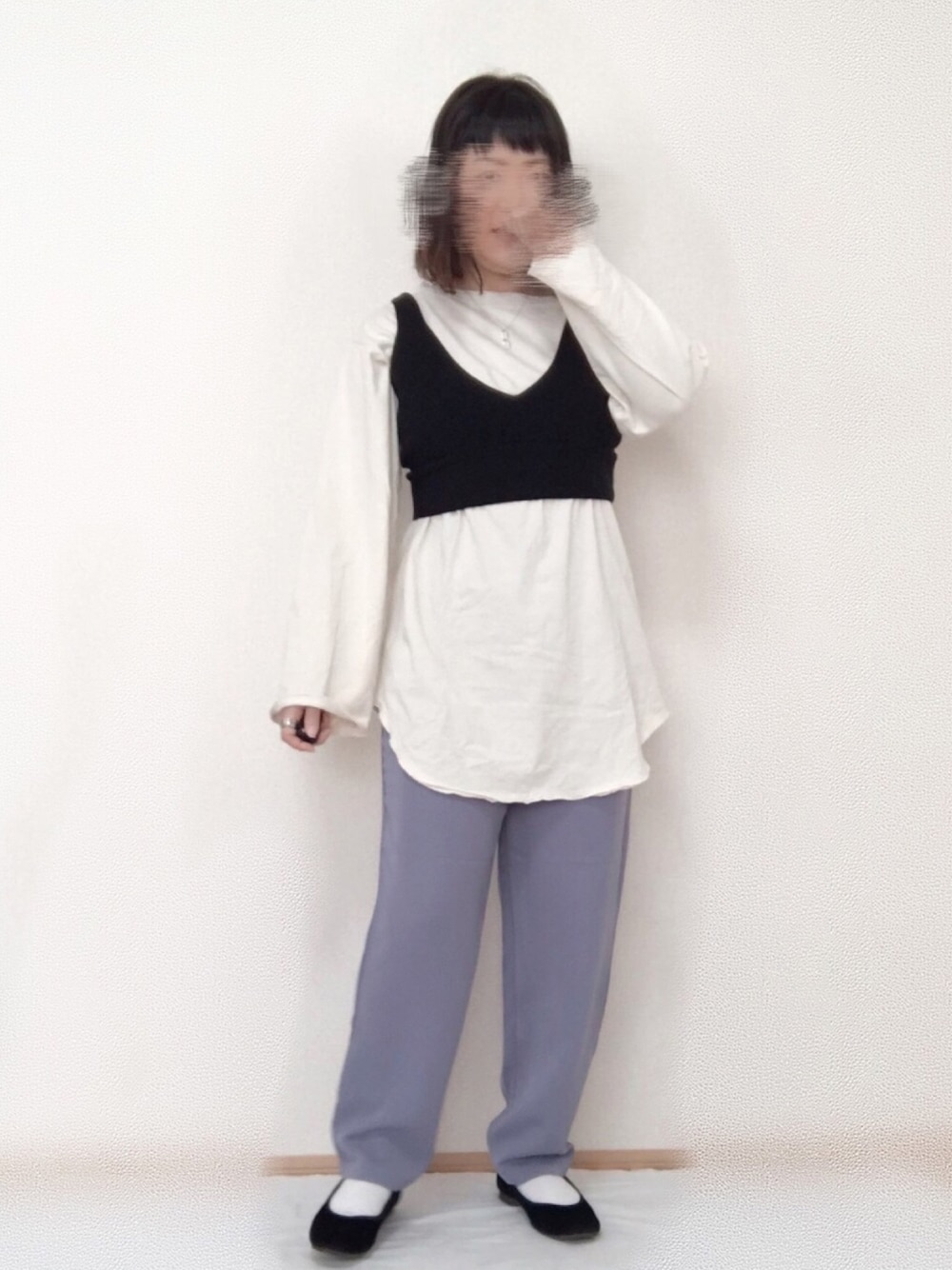 「大人カジュアル、オトナ女子、低身長、GU、シンプル、ビスチェ、オトナカジュアル、おしゃれさんと繋がりたい、いいね、save、フォローお願いします🤑」｜「Kastaneの七分袖ボリュームワンショルPO（Tシャツ/カットソー、ホワイト系）」を使った、maru☺︎さん（レディース・152cm）の冬コーディネートの1枚目の写真