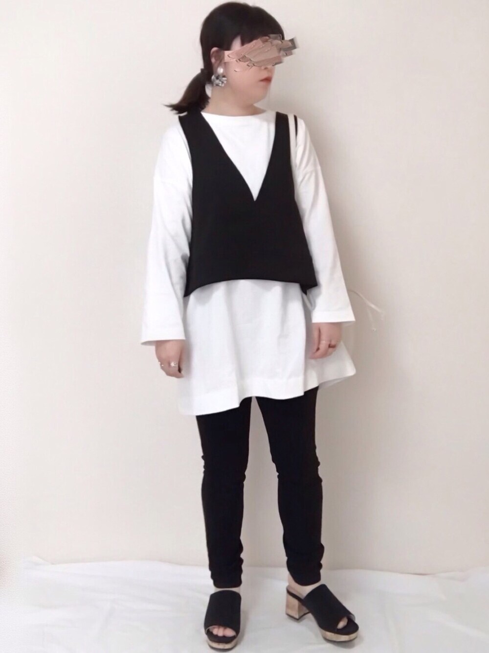 ホワイト系のTシャツ/カットソー、ブラック系のベスト、ブラック系のその他パンツを着用したレディースの春コーディネートの1枚目の写真
