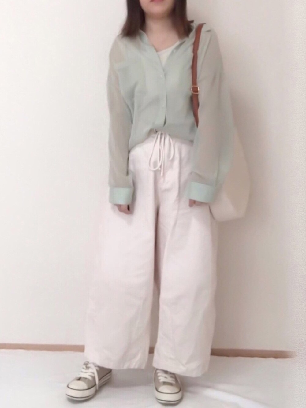 「シースルー、グリーン、merlot、ワイドパンツ、ホワイトパンツ、しまむら、低身長、シンプル、白パンツ、シアーシャツ」｜「しまむらのアイテム（シャツ/ブラウス、グリーン系）」を使った、maru☺︎さん（レディース・153cm）の春コーディネートの1枚目の写真