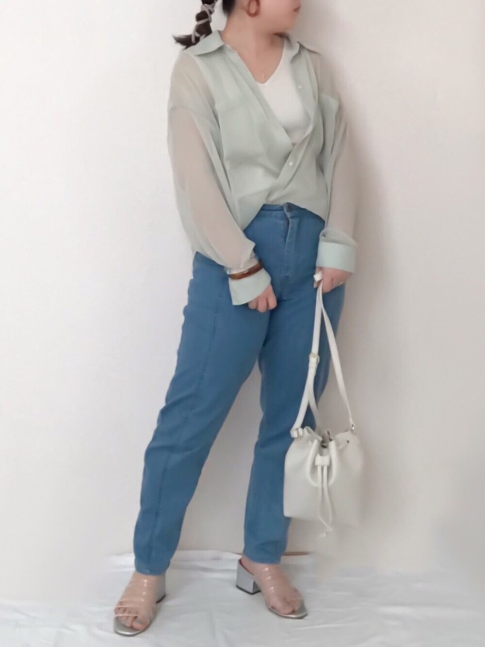 「春夏コーデ、シンプルコーデ、低身長、サンダル、シアーシャツ、グリーン、古着MIX、デニム、しまむら、巾着バッグ」｜「しまむらのアイテム（シャツ/ブラウス、グリーン系）」を使った、maru☺︎さん（レディース・153cm）の春コーディネートの1枚目の写真