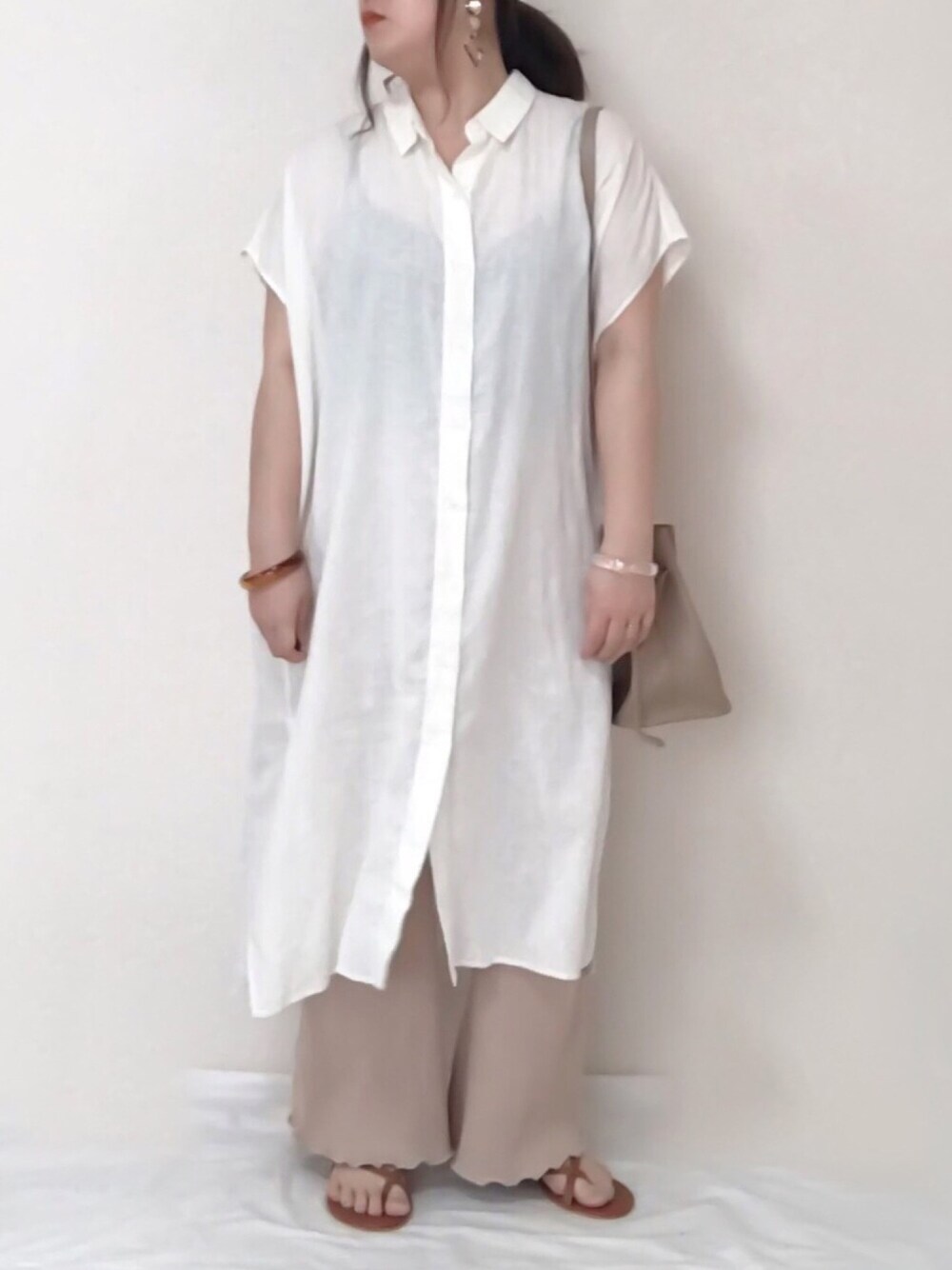 ホワイト系のシャツ/ブラウス、ベージュ系のその他パンツ、ベージュ系のショルダーバッグを着用したレディースの春コーディネートの1枚目の写真