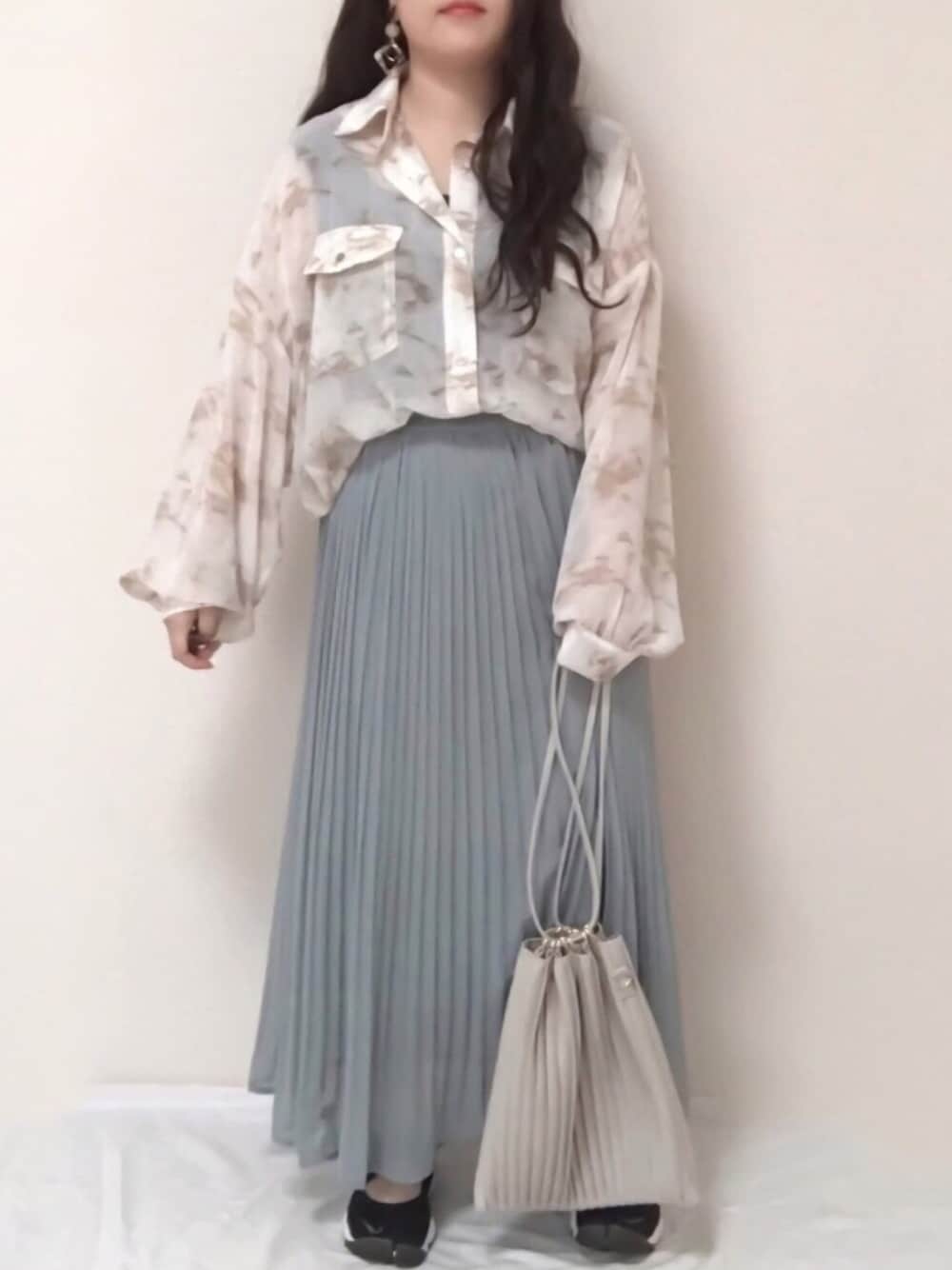 「シャツ好き集まれ、タイダイ柄、シアーシャツ、シャツスタイル、くすみカラー、グリーン、エアリフト、しまむら、低身長、プリーツバッグ」｜「しまむらのアイテム（シャツ/ブラウス、ホワイト系）」を使った、maru☺︎さん（レディース・153cm）の夏コーディネートの1枚目の写真