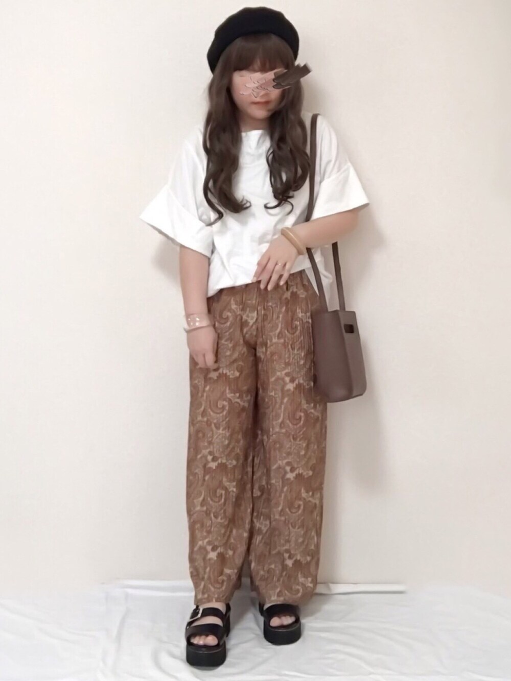 ホワイト系のTシャツ/カットソー、ブラウン系のパンツ、ブラウン系のショルダーバッグを着用したレディースの夏コーディネートの1枚目の写真