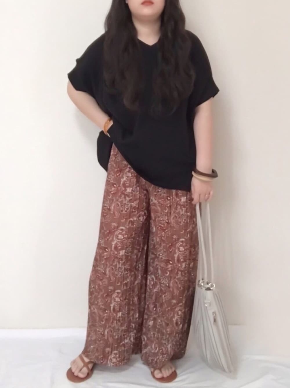 「Tシャツ、ペイズリー、プリーツパンツ、しまむら、シンプル」｜「RETRO GIRLのRETRO GIRLチャリティTシャツ/2WAYドルマントップス（Tシャツ/カットソー、ブラック系）」を使った、maru☺︎さん（レディース・153cm）の夏コーディネートの1枚目の写真
