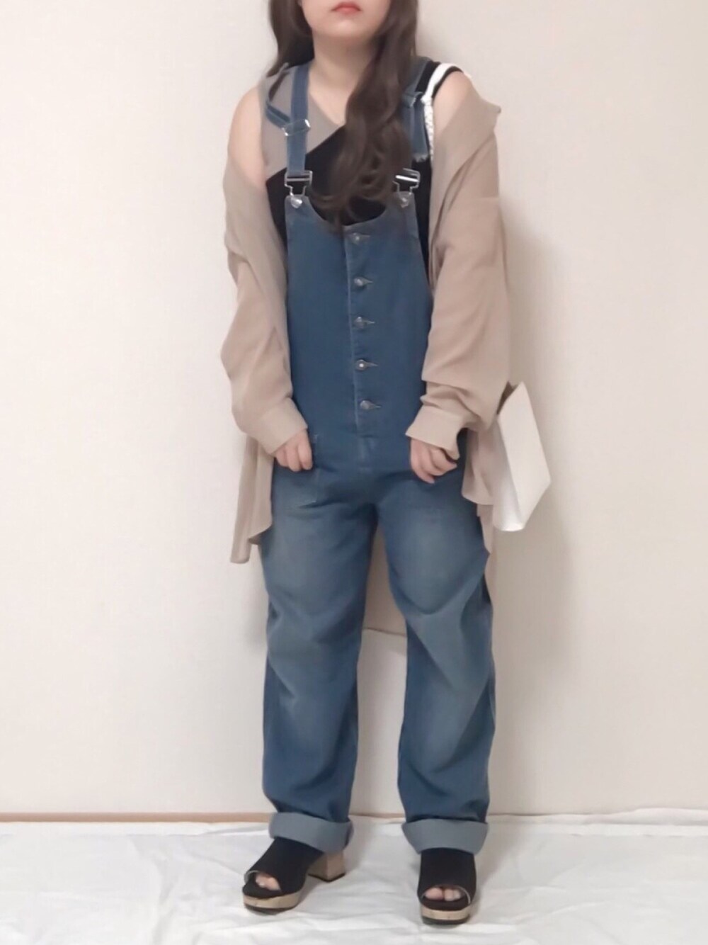 「しまむら、低身長、153cm、ブラック、プチプラ、アシメタンクトップ、サロペット、デニム、シアーシャツ、GU」｜「GUのアイテム（シャツ/ブラウス、ベージュ系）」を使った、maru☺︎さん（レディース・153cm）の夏コーディネートの1枚目の写真