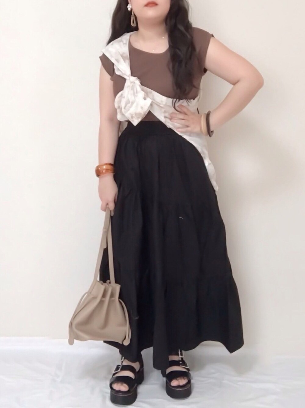 ブラウン系のTシャツ/カットソー、ホワイト系のシャツ/ブラウス、ブラック系のスカートを着用したレディースの夏コーディネートの1枚目の写真
