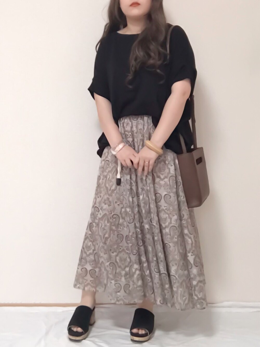 「Tシャツ、チャリティーTシャツ、ペイズリー、スカート、ペイズリー柄、しまむら、RETRO GIRL、シンプル、低身長、153cm」｜「RETRO GIRLのRETRO GIRLチャリティTシャツ/2WAYドルマントップス（Tシャツ/カットソー、ブラック系）」を使った、maru☺︎さん（レディース・153cm）の夏コーディネートの1枚目の写真