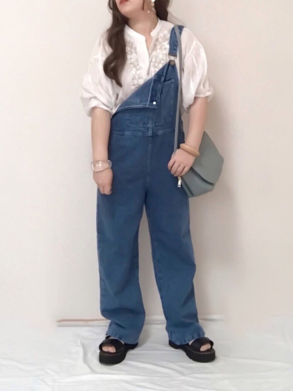 「サロペット、デニム、刺繍、刺繍ブラウス、しまむら、apretro、プチプラ、プチプラコーデ、低身長、プチプラのあや」｜「しまむらのアイテム（シャツ/ブラウス、ホワイト系）」を使った、maru☺︎さん（レディース・153cm）の夏コーディネートの1枚目の写真