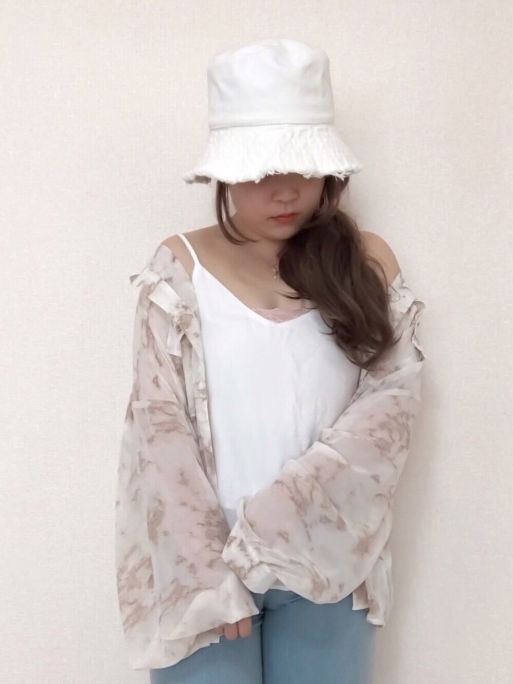 「休日スタイル、ラクチンコーデ、低身長、タイダイ柄、バケットハット、ホワイト、しまむら、プチプラ、プチプラコーデ、シンプルコーデ」｜「shopnikonikoのバケットハット（ハット、ホワイト系）」を使った、maru☺︎さん（レディース・153cm）の夏コーディネートの1枚目の写真