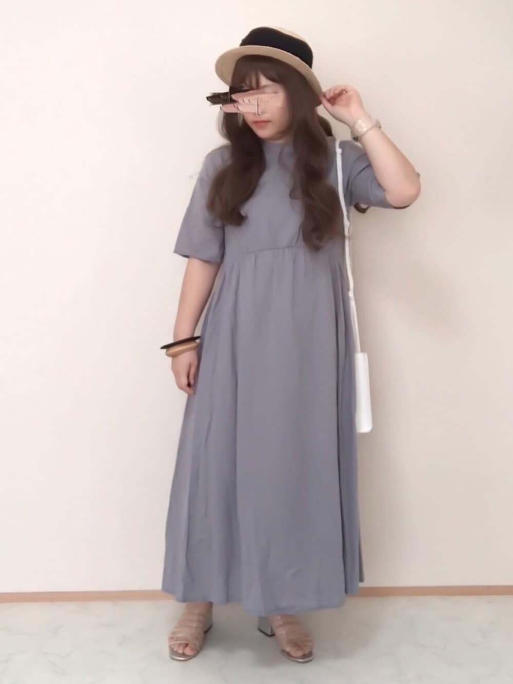 「ワンピース、麦わら帽子、カンカン帽、ブルー、クリアサンダル、titivate、低身長、153cm、デート、くすみカラー」｜「14+のラフィアシートリボン巻カンカン帽（ハット、ブラック系）」を使った、maru☺︎さん（レディース・153cm）の夏コーディネートの1枚目の写真