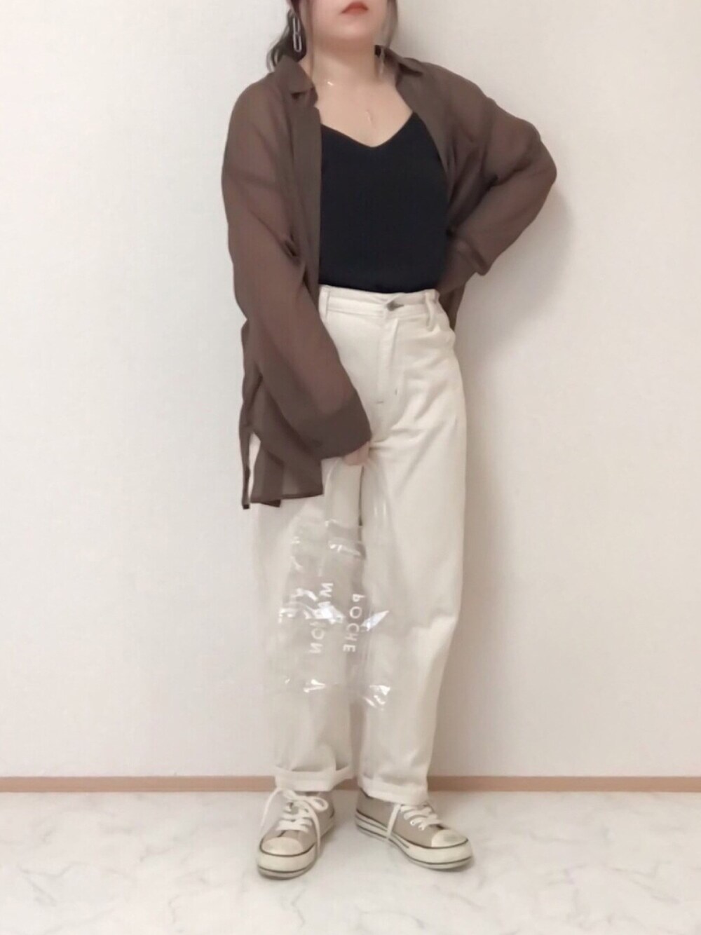 「シアーシャツ、ホワイト、ブラウン、シャツスタイル、シャツ、プチプラ、プチプラコーデ、低身長、しまむら、スニーカー」｜「しまむらのアイテム（シャツ/ブラウス、ブラウン系）」を使った、maru☺︎さん（レディース・153cm）の夏コーディネートの1枚目の写真