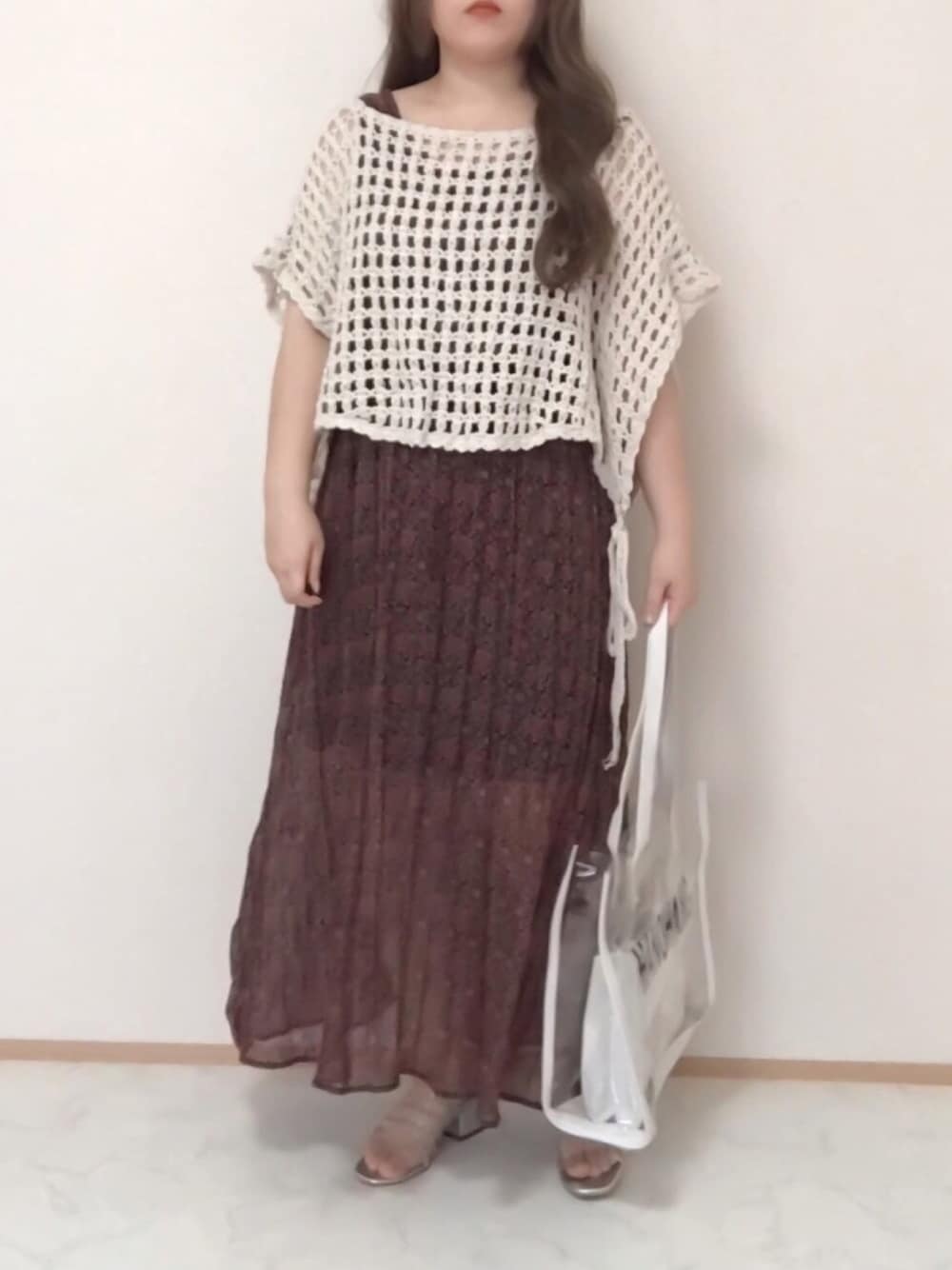 「低身長、クリアサンダル、クリアバッグ、ポンチョ、ワンピース、Kastane、夏コーデ、夏、153cm、大人女子」｜「Kastaneのかぎ針ポンチョ（その他トップス、ホワイト系）」を使った、maru☺︎さん（レディース・153cm）の夏コーディネートの1枚目の写真