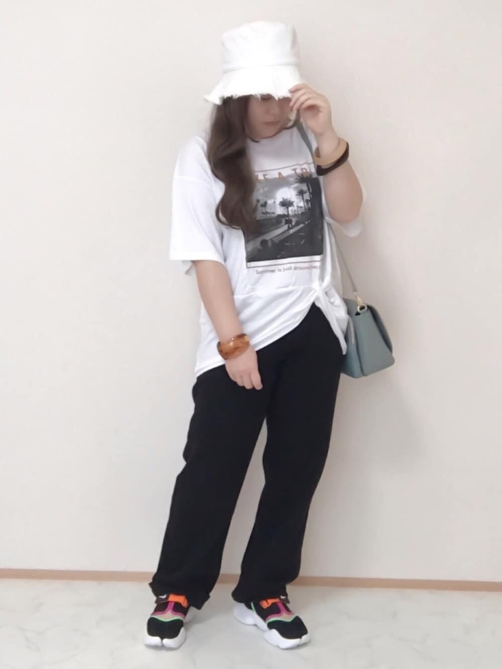 「しまむら、GU、プチプラ、プチプラコーデ、低身長、153cm、Tシャツ、モノトーン、モノトーンコーデ、バケットハット」｜「shopnikonikoのバケットハット（ハット、ホワイト系）」を使った、maru☺︎さん（レディース・153cm）の秋コーディネートの1枚目の写真