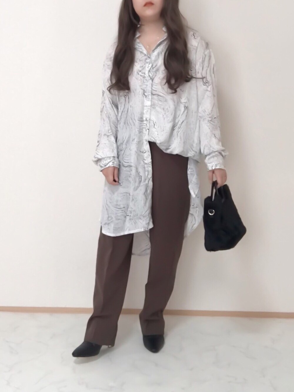 ホワイト系のシャツ/ブラウス、ブラウン系のその他パンツ、ベージュ系のバッグを着用したレディースの秋コーディネートの1枚目の写真
