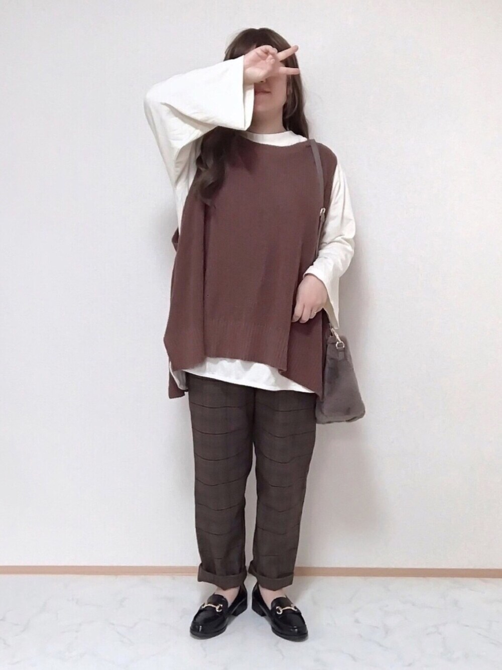 「ベスト、GU、低身長、ラブアンドピース2020、チェック、チェックパンツ、しまむら、ローファー、ファー小物、ファーバッグ」｜「Samansa Mos2のニットベスト＋ゆるカットソーSET（ニット/セーター、ブラウン系）」を使った、maru☺︎さん（レディース・153cm）の秋コーディネートの1枚目の写真