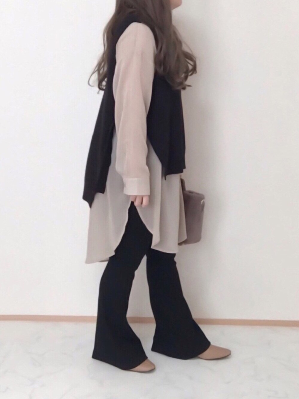 「ベスト、シャツスタイル、フレアパンツ、ファー小物、apretro、パンプス、プチプラ、プチプラコーデ、低身長、しまむら」｜「ap retroのサイドベルトニットベスト【ZOZO限定アイテム】（ベスト、ブラック系）」を使った、maru☺︎さん（レディース・153cm）の秋コーディネートの1枚目の写真