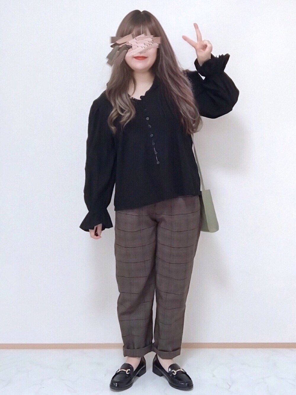 「ラブアンドピース2020、ブラウス、チェック、チェックパンツ、しまむら、ローファー、GU、低身長、プチプラ、秋コーデ」｜「sakishimatokyoの【ZOZO限定】サキシマamp「エリレースブラウス」（シャツ/ブラウス、ブラック系）」を使った、maru☺︎さん（レディース・153cm）の秋コーディネートの1枚目の写真