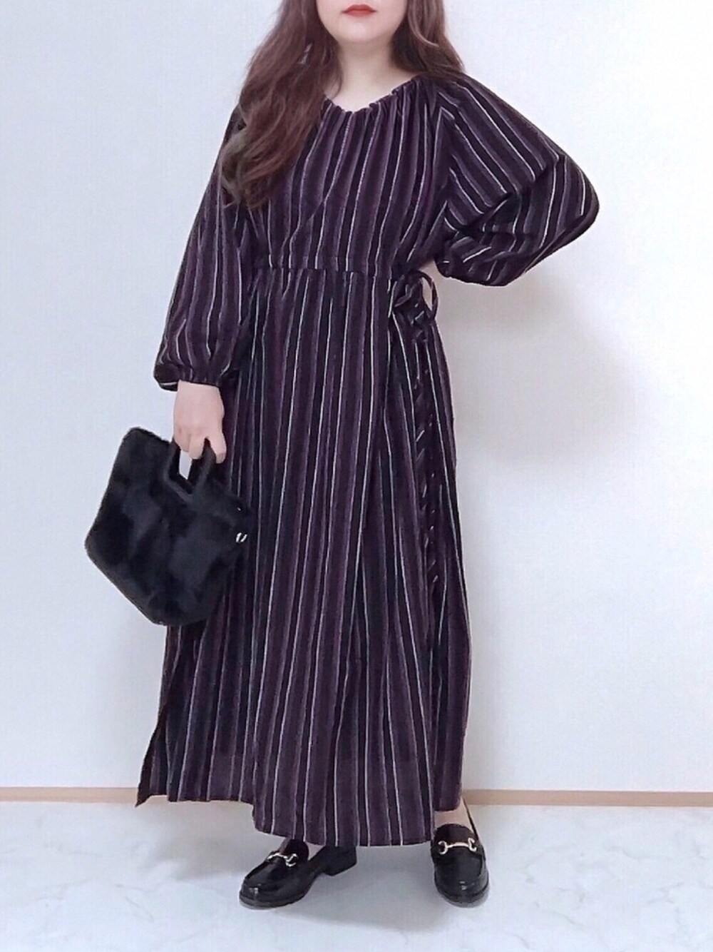 「低身長、ストライプ、ワンピース、ローファー、sakishimatokyo、しまむら、ファー小物、ファーバッグ、GU、ブラック」｜「sakishimatokyoの【ZOZO限定】サキシマamp「ストライプサイドリボンワンピース」（シャツワンピース、ブラック系）」を使った、maru☺︎さん（レディース・153cm）の秋コーディネートの1枚目の写真