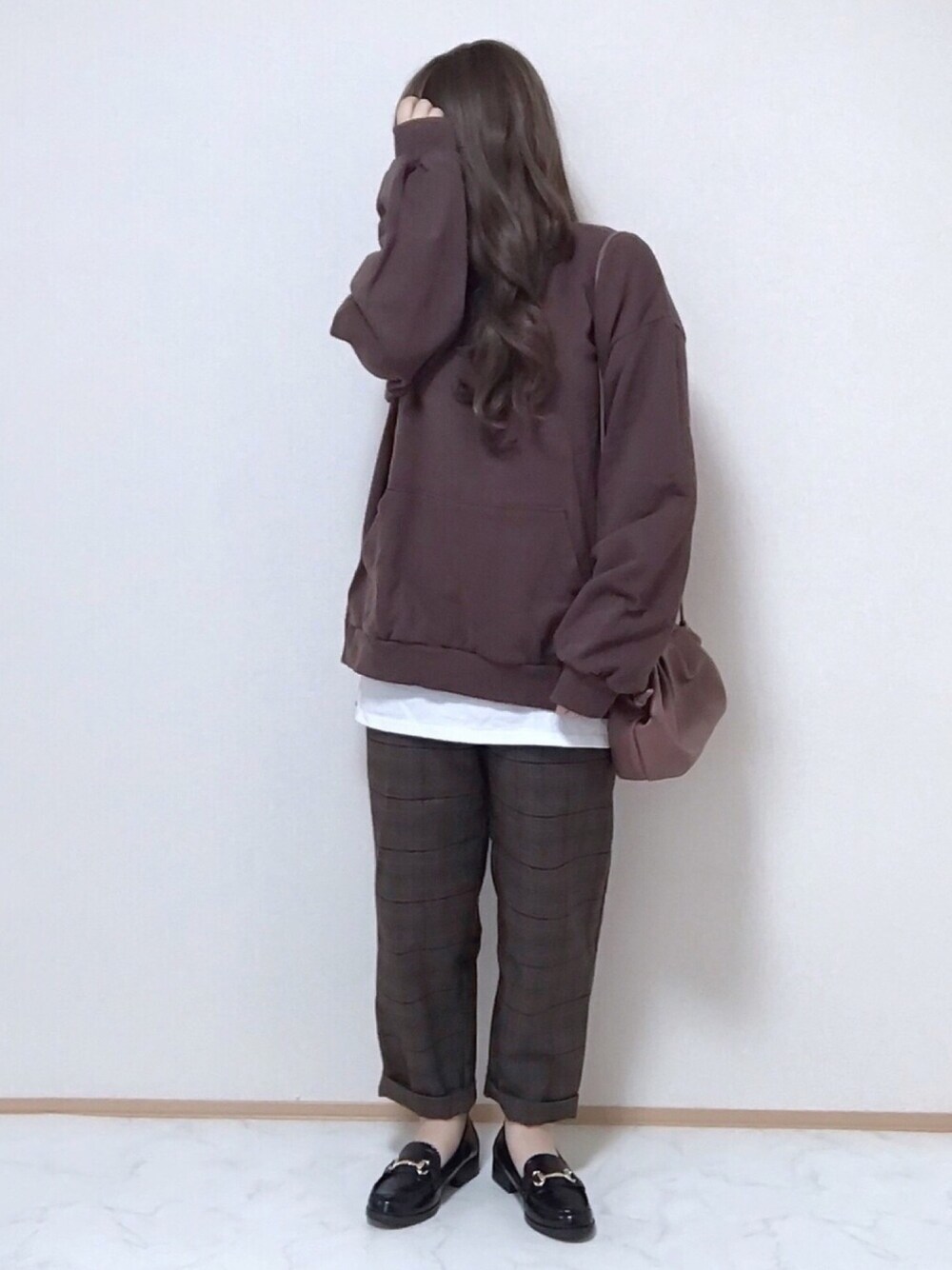 ブラウン系のスウェット、ホワイト系のTシャツ/カットソー、ブラウン系のパンツを着用したレディースの秋コーディネートの1枚目の写真